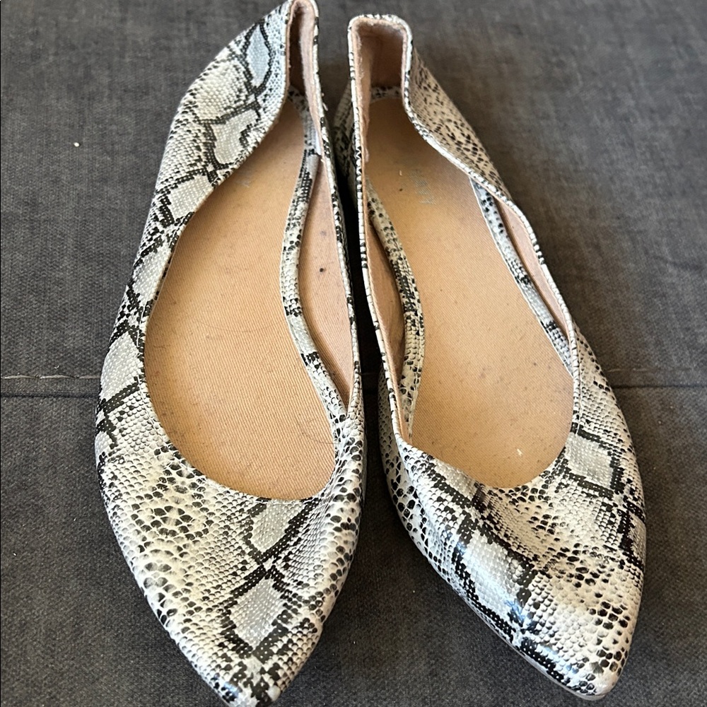 Old Navy Black and White Snake Print Pointed Flats